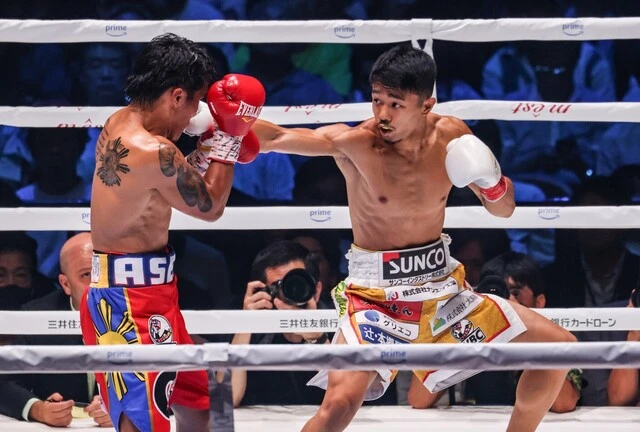 挑戦者の顔面に右ストレートを強く打ち込む中谷潤人。相手の守りの意識を顔面に集中させ、フィニッシュの左ボディにつなげた