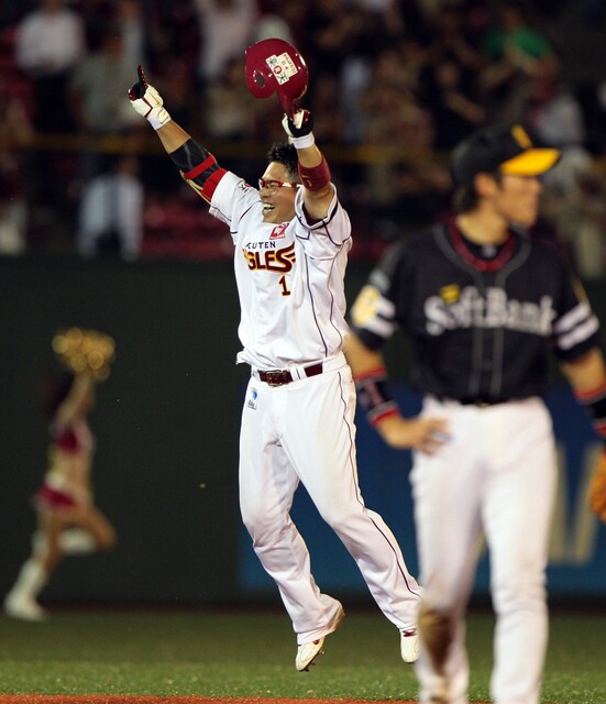 2011年6月29日のソフトバンク戦で、逆転サヨナラ2ベースを打ち、飛び上がって喜ぶ岩村（写真／産経ビジュアル）