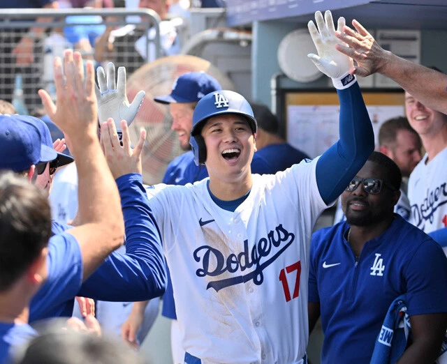 移籍1年目ながら常勝軍団ドジャースに解け込み、打撃と走塁でチームを牽引。ベンチで祝福されるシーンも目立つ