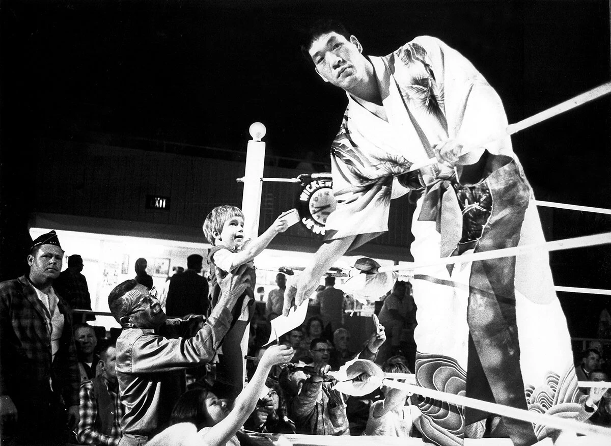 アメリカ武者修行時代。サインを求められて大人気の馬場