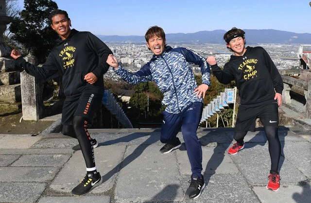 ソフトバンク時代には松田宣浩さん(中央)に師事し、自主トレで共に汗を流した。プロ初ホームランを放ち、松田さんのパフォーマンス「熱男ポーズ」も披露した