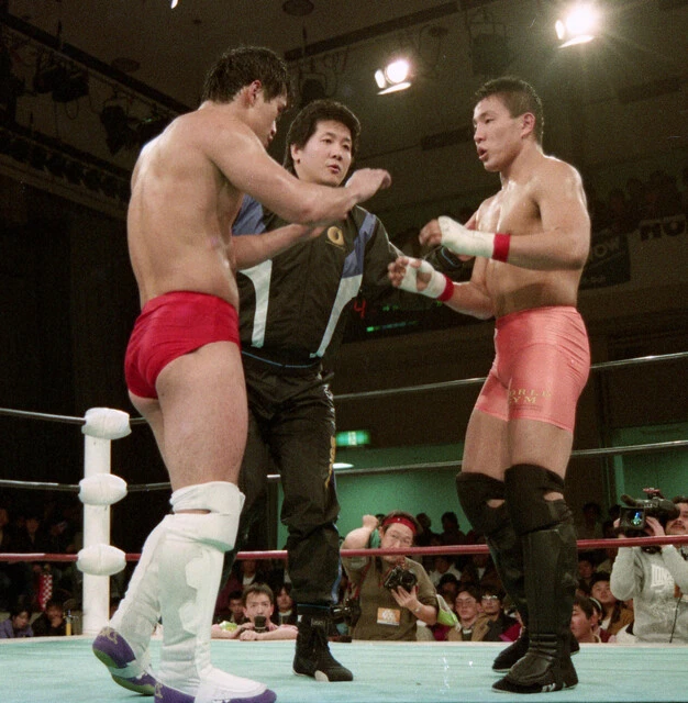 リングス『実験リーグ』で平直行(左)と混成ルールで対戦(写真/東京スポーツ新聞社)