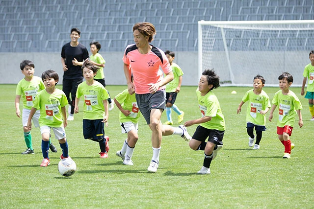 小学生とのミニゲームを楽しむ板倉