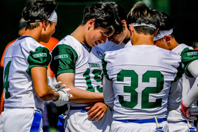 フラッグフットボールは攻撃の前に毎回25秒の作戦タイムが取れる。腕に着けた作戦リストを見ながら、みんなで次の攻撃を確認し合う