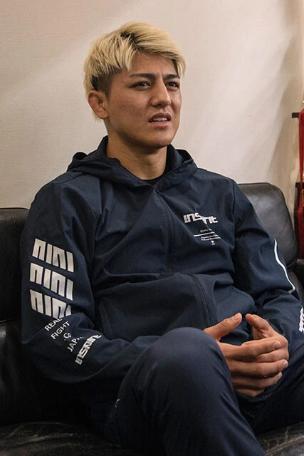 アゼルバイジャンの子供たちに約束したサッカー場建設も「必ず実現させます！」と気合い十分。「有言実行」が鈴木の決めゼリフだ