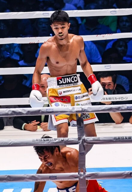 中谷の槍のような左ストレートにボディを打ち抜かれ、キャンバスに手をつき苦痛に顔をゆがめる挑戦者のアストロラビオ