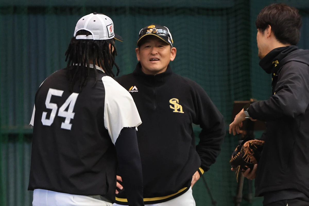 〝日本一の投手コーチ〟がMLB武者修行から現場復帰！　ソフトバンク倉野信次コーチ×お股ニキが共鳴する「アメリカ野球と日本野球の融合」【前編】