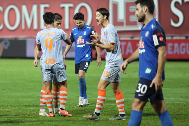 タイのクラブに移籍後も苦しい時期が続いた坂井(右から2人目)。だが、そこで食べたドリアンの強い甘みに衝撃を受けた