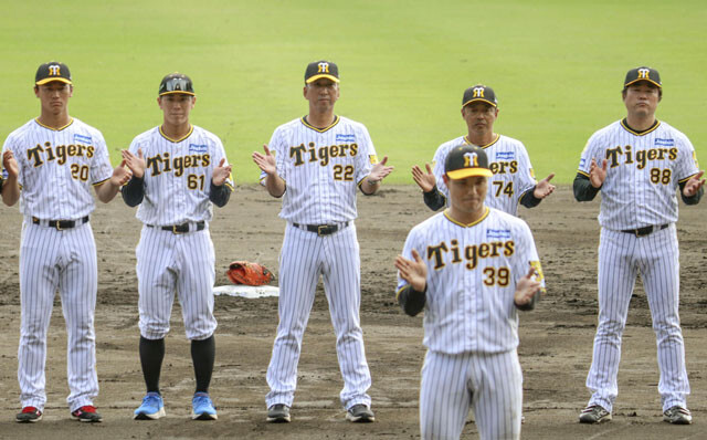 藤川監督（後列中央）とそれを支える藤本敦士総合コーチ（後列右から2人目）。来季はヘッドコーチを置かずに戦う