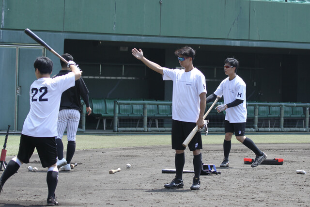 右肩の状態を確認しながら打撃練習に取り組む福田