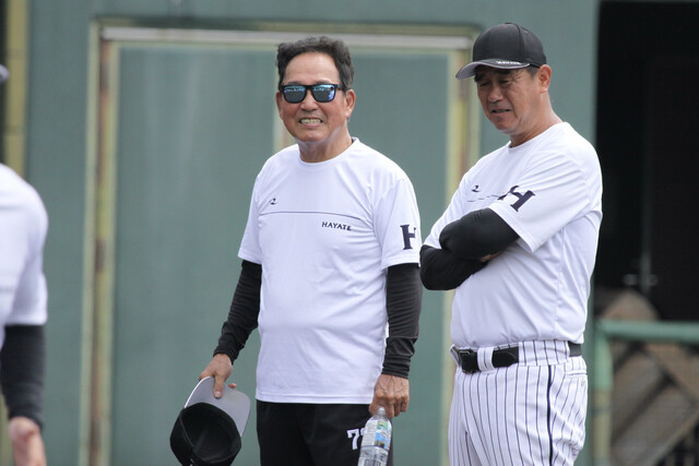 くふうハヤテの赤堀元之監督（右）と内田コーチ