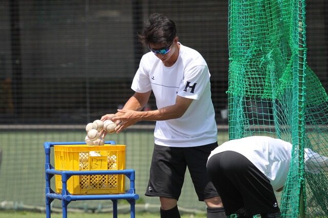 練習道具の準備や片付けも若い選手に混じって積極的に取り組んでいた