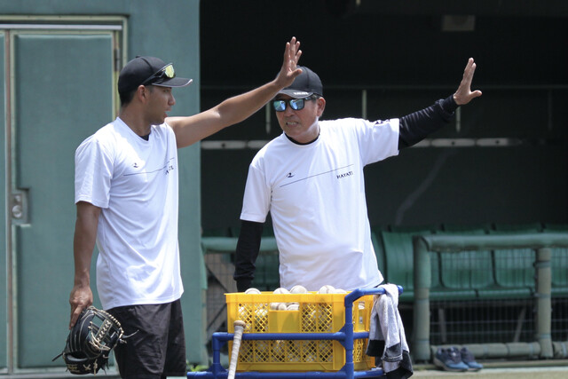 バット片手にグラウンドを歩き回り選手を指導