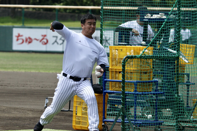 専属打撃投手はいないため、赤堀監督もコーチやスタッフと一緒に打撃投手を務める