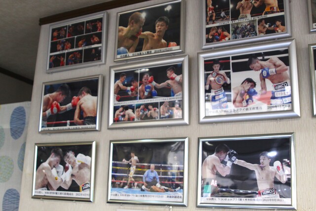 M.Tジムの壁は、タイトルマッチなど中谷の重要な試合の写真で彩られていた