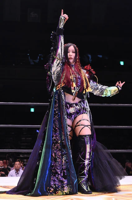 6年ぶりの日本での初戦はマリーゴールド両国国技館大会。WWEで磨いた世界レベルの華やかさを見せつけたイヨ。指先までオーラに満ちた姿で観客の心を射抜き、大声援で迎えられた