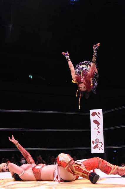 これからの日本女子プロレス界を牽引するマリーゴールドの林下詩美と対戦。詩美のパワー殺法を受け切りムーンサルトで勝利した