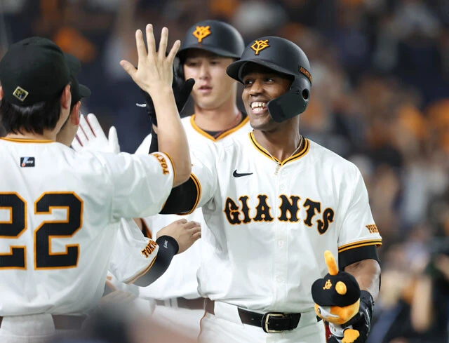 5月に入団し、交流戦でいきなり大活躍を見せた巨人・ヘルナンデス。開幕から貧打に悩まされてきた巨人打線も交流戦で目を覚ました