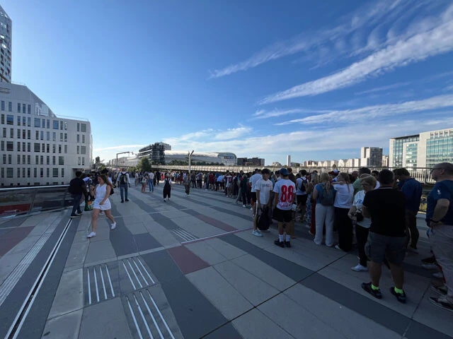 日本がメダル1個と苦戦した競泳は、4冠を達成したフランスのレオン・マルシャンが登場する日には競泳会場から最寄り駅まで数百メートルの行列ができた