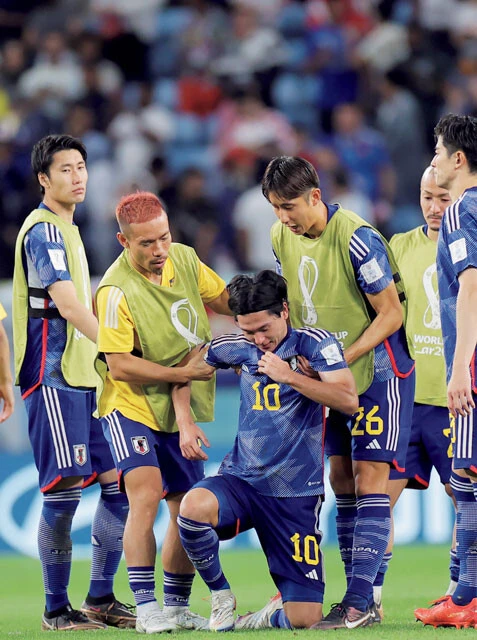 カタールW杯、決勝トーナメント1回戦のクロアチア戦は延長でも決着がつかずPK戦に。南野は1番手のキッカーに名乗りを上げたもののシュートは防がれ、チームも敗退。涙に暮れた