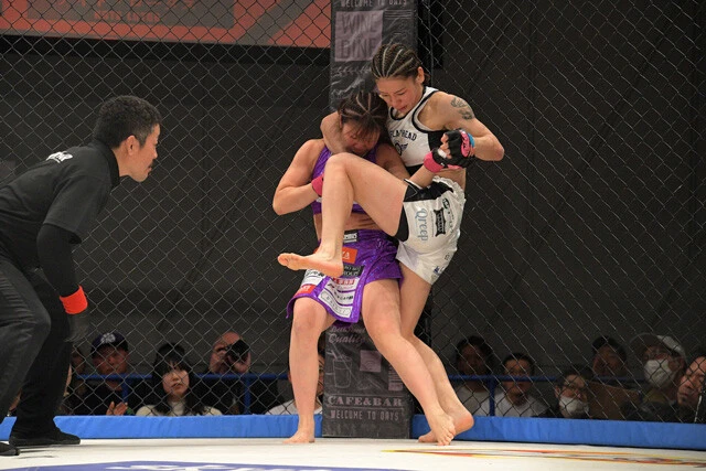 2024年3月24日の『DEEP JEWELS44』では、ONE Warriorでも活躍し、レスリングの全日本で優勝経験もある桐生祐子と対戦。左ヒザからパンチの連打で、見事にプロ初のKO勝利を果たした。(c)DEEP JEWELS