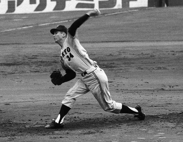 400勝投手・金田正一の投球フォーム。長身から投げ下ろす落差のあるカーブは、長嶋をはじめ多くの好打者をも苦しめた(写真:時事)