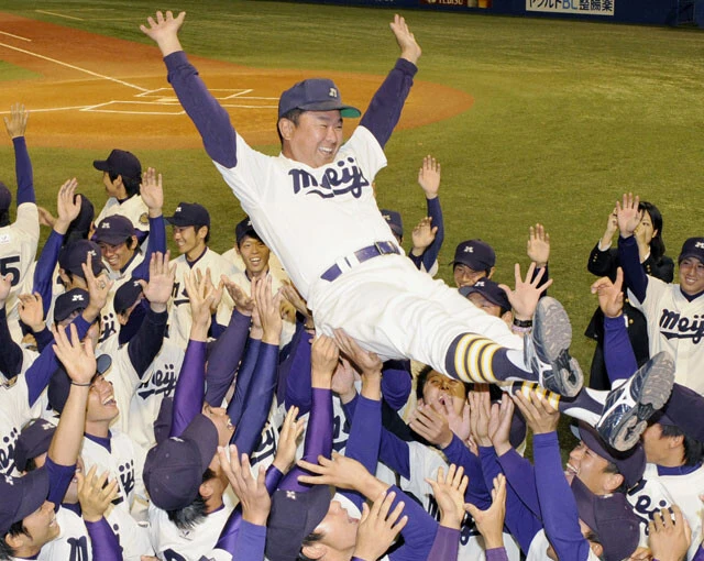 2009年の東京六大学野球秋季リーグで優勝し、胴上げされる明大の善波達也監督＜当時＞（写真：共同）