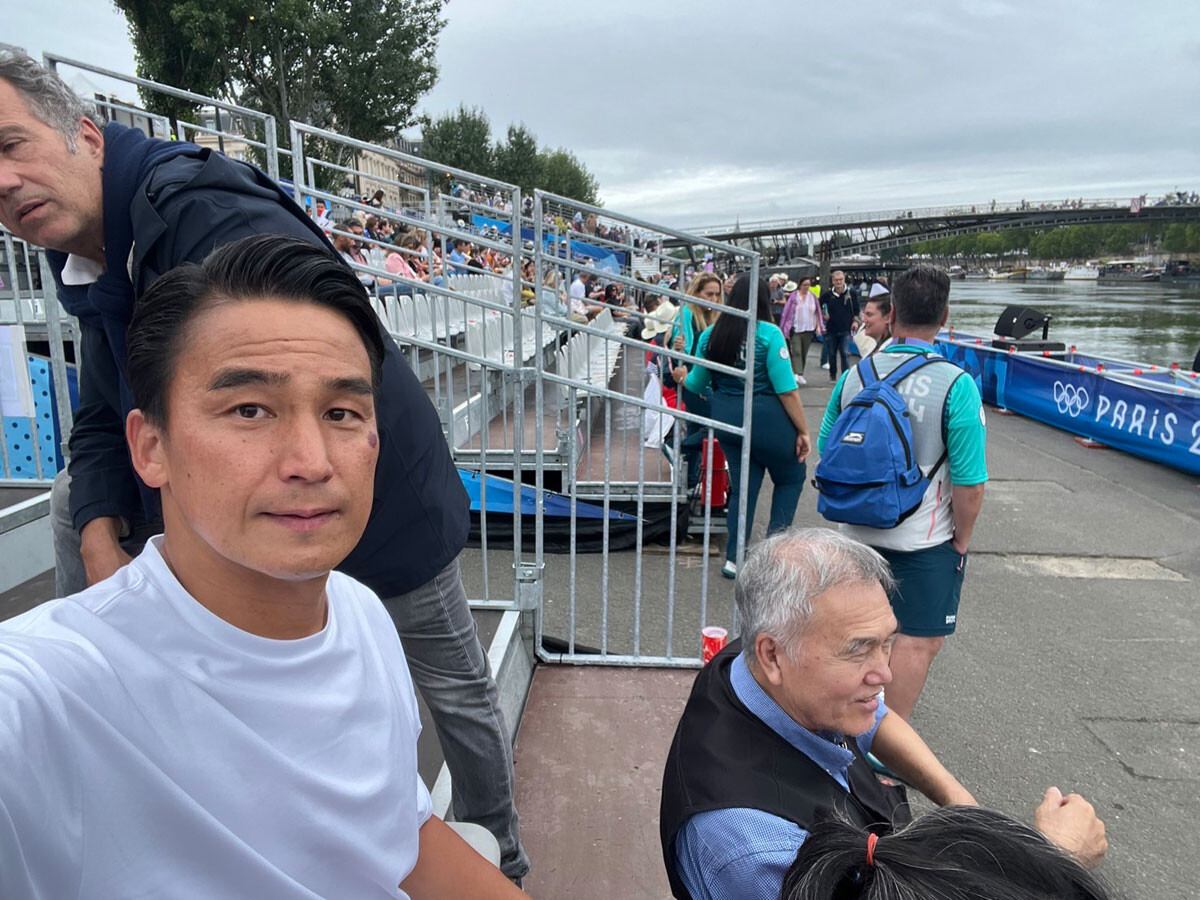 雨のセーヌ川沿いでの開会式。五輪史上初めて、競技会場の外で開会式が行なわれたことで、より多くの人々が五輪との接点を持つことが可能となった