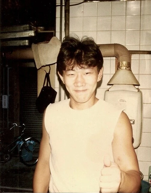 17歳、中華料理店の出前持ち時代。デビューから2試合連続KO負けするもチャンピオンになる夢は諦めなかった（吉野氏提供）