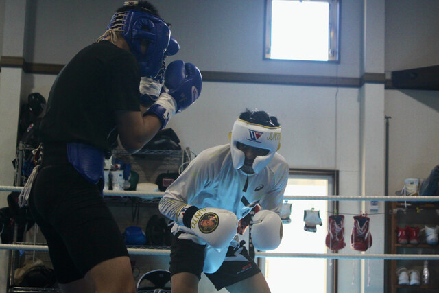  スパーリングで相手を翻弄する中谷