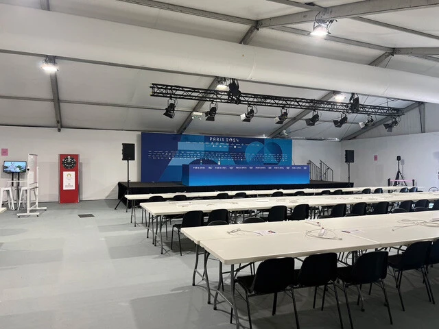 各国の記者たちでごった返すメディアセンター