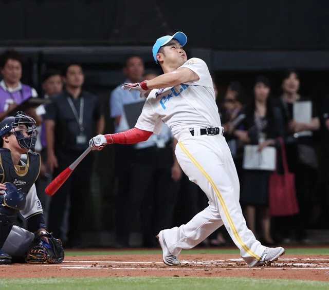 先日のオールスターで行なわれたホームランダービーを制した近藤。並み居る強打者を抑えて堂々の初制覇となった