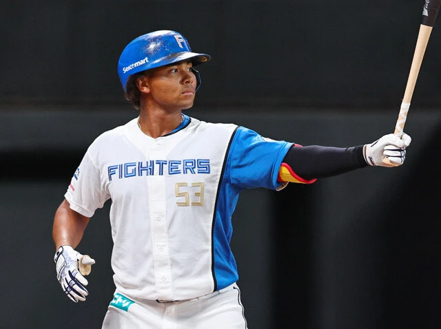 水谷 瞬　2001年3月9日生まれ、愛知県出身。本名は水谷ジェッシー瞬。昨季オフの現役ドラフトで日本ハムに加入し、春季キャンプでは1軍に合流したものの開幕は2軍で迎え、1軍初昇格を果たした4月にプロ初出場、初安打、初打点を記録。交流戦で大暴れし、MVPを獲得