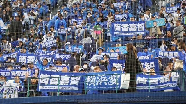 4月18日の公開復帰会見では、小雨降る肌寒い横浜スタジアムに1万人近いベイスターズファンが集結。お帰りコールと久々の応援歌で出迎えた