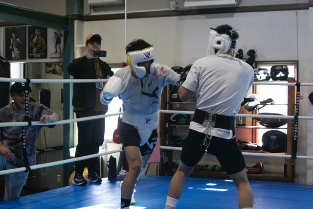 相手が出血し、パンチを打ち込むたびに中谷のシャツに返り血が飛んだ