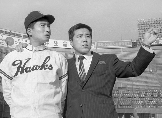 1969年の南海ホークス入団時、野村克也監督（当時）の案内で本拠地である大阪球場の説明を受ける佐藤道郎投手（写真：共同）