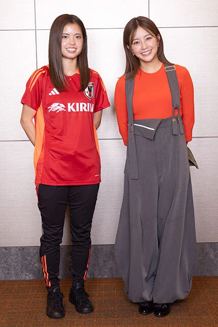 なでしこジャパンの主軸・長谷川唯選手(左)に中川絵美里が聞いた