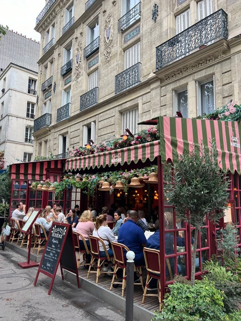 パリの飲食店は観戦者でいっぱい。しかし日本人にとっては、円安の影響でメニューの価格が割高に感じる。ランチを食べるのもひと苦労だ