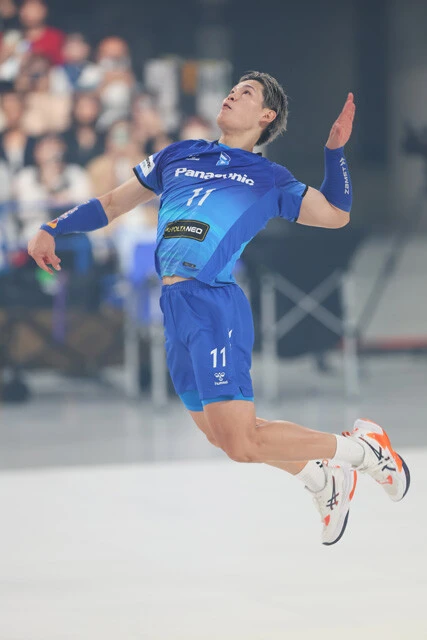 パリ五輪後、代表活動の一時休養を発表した西田有志も、大阪ブルテオンで躍動。世界トップクラスのサーブ、スパイクで会場を沸かせる