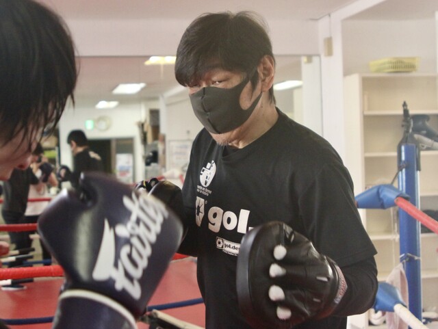 現在は自身のジム「H's STYLE BOXING GYM」を経営。自らもミットを構えて指導している