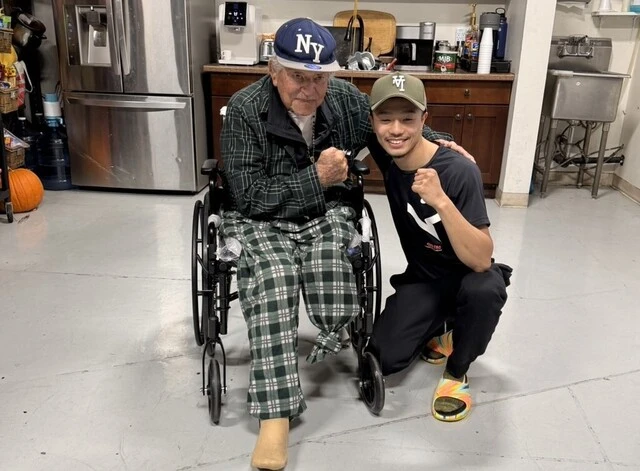 91歳を迎えた〝おじいちゃん〟ロドルフォと(M.Tボクシングジム提供)