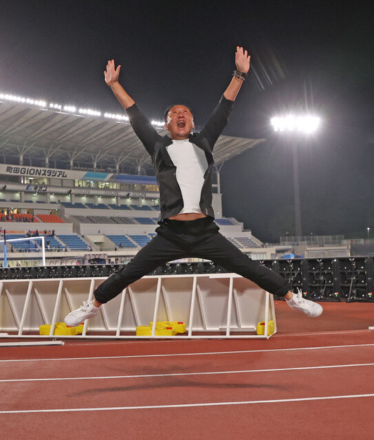 通称・黒田ジャンプ。普段はコワモテの黒田監督だが、勝利後には全身で歓喜を表現