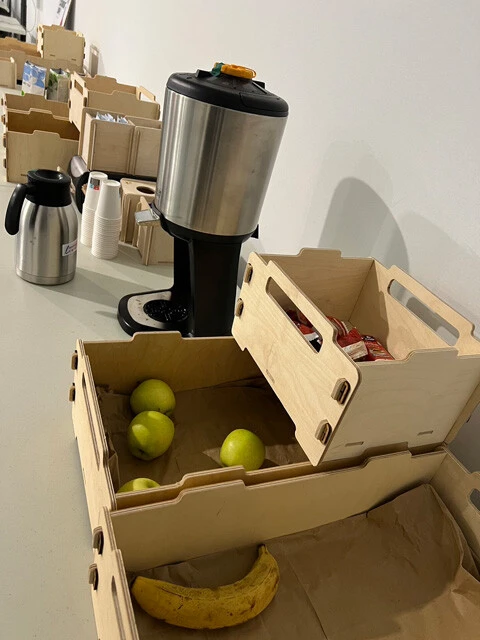 ケータリングの中には果物もあり、リンゴをかじりながら仕事をする人も