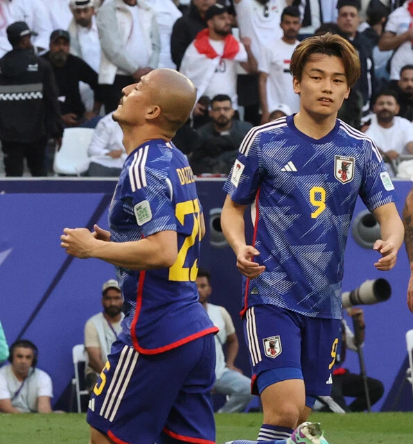 ワントップにはカタールW杯組の前田(左)、上田(右)らが起用されているが、日本の強みである2列目の選手たちの力を引き出すような選手はまだ見当たらない