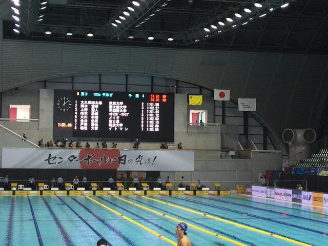 2016年4月に開催された、リオ五輪選手選考を兼ねた日本選手権会場の写真。「センターポールに日の丸を！」のスローガンのもと、「日本の競泳をもう一度強くしたいという思いで、皆が団結していた」と松田は振り返る
