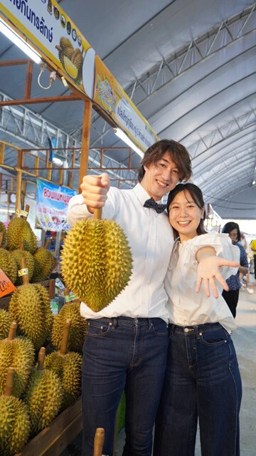 2018年に結婚した夏美さん(右)もタイに移住。昨年4月にウエディング事業がメインの会社をスタートさせた