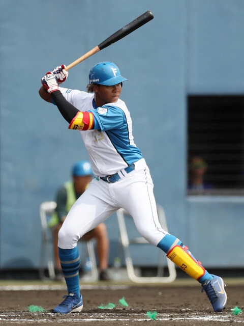 「スタンスが以前よりも狭くなり、コンパクトな回転でスイングできるようになりました。でんでん太鼓のようなイメージ」(お股ニキ氏)