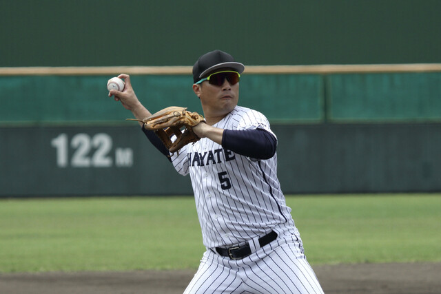 もともとはショートが本職の倉本だが、現在はサードを任されることも多い