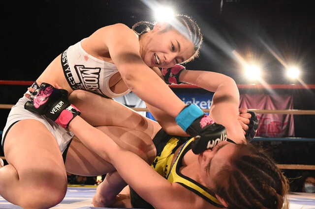 2020年12月19日に行われた『DEEP JEWELS31』で、熊谷麻理奈相手にプロデビューを果たす。熊谷は全日本ボクシング選手権2012準優勝の実績を持ちキックボクサーとしても活躍するベテラン。打撃から腕十字で一本勝ちを見せ、強烈なインパクトを残した。(c)DEEP JEWELS