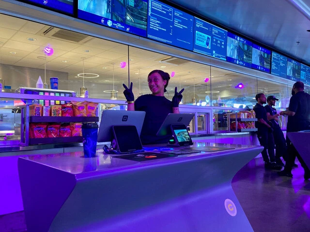 飲食も充実。ただし、ビールが1杯20ドル(約3200円)の会場も。円安を痛感させられる